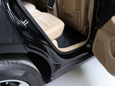 Used 2021 Porsche Macan image 32