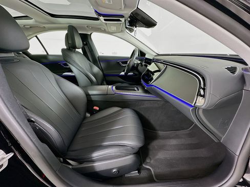 Used 2025 Mercedes-Benz E 350 4MATIC Sedan image 31