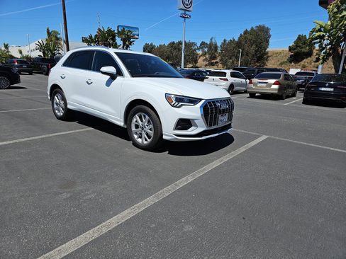 Used 2024 Audi Q3 2.0T Premium w/ Convenience Package AWD/4WD image 3