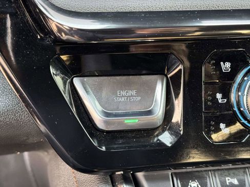 Used 2023 GMC Sierra 1500 AT4 w/ Technology Package image 9