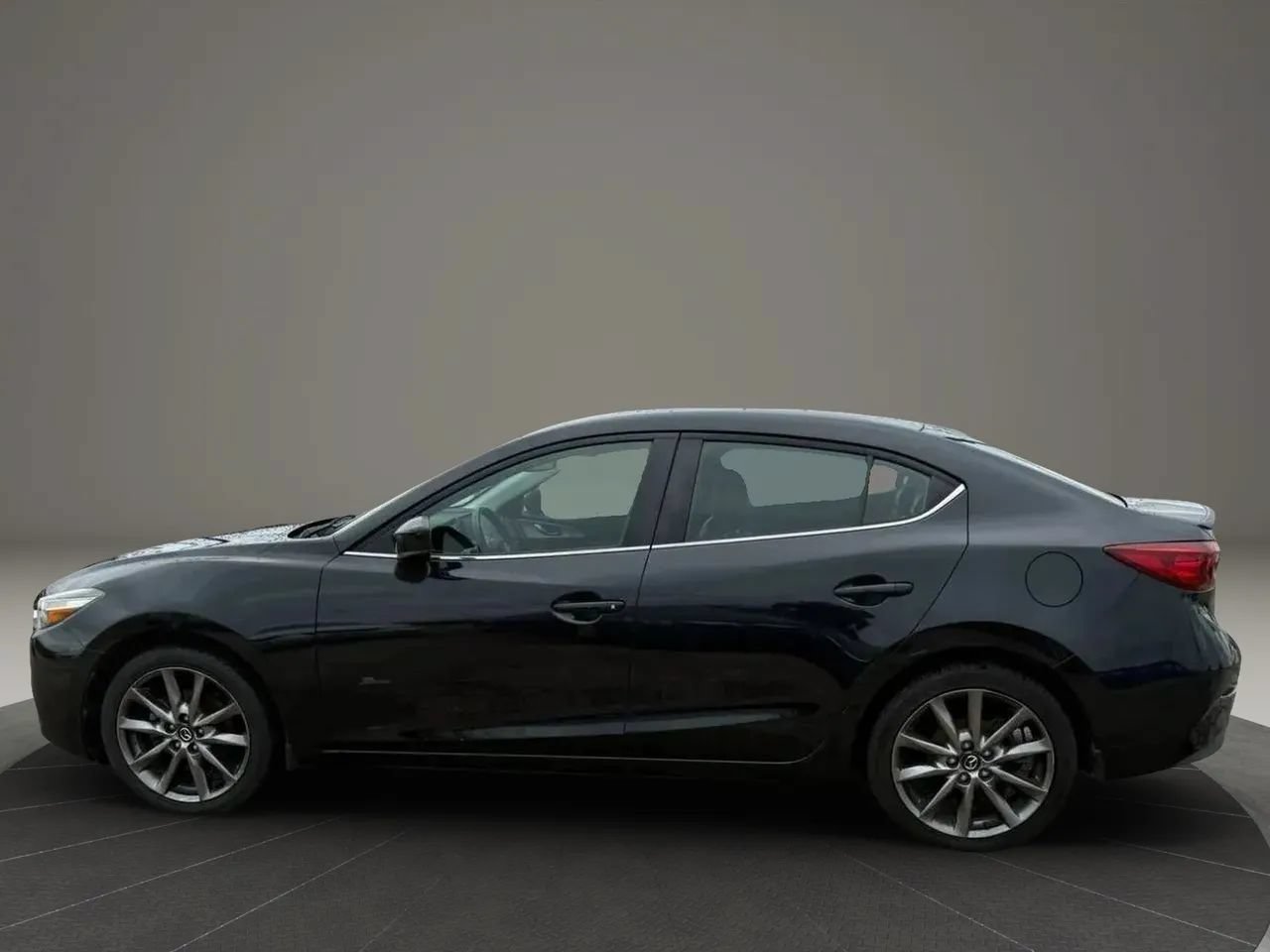 Used 2018 MAZDA MAZDA3 Touring FWD image 10