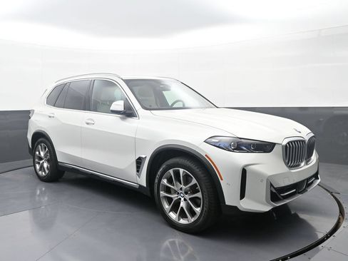 Used 2024 BMW X5 xDrive40i w/ Premium Package AWD/4WD image 3