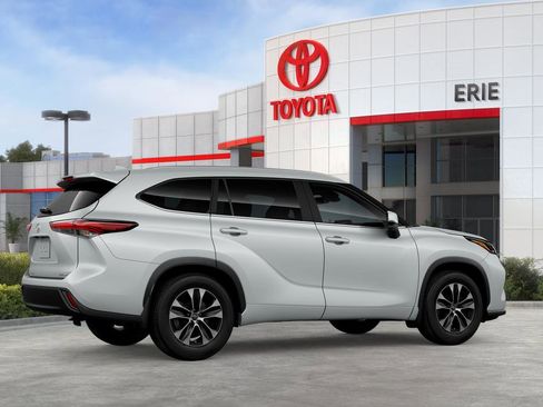 New 2026 Toyota Highlander XLE image 13