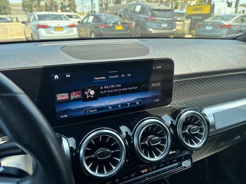 Used 2025 Mercedes-Benz GLB 250 4MATIC image 17