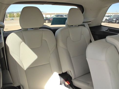 Used 2018 Volvo XC90 T6 Momentum w/ Momentum Plus Package AWD/4WD image 27