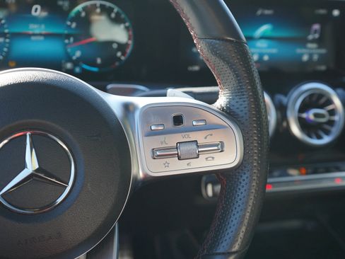 Used 2021 Mercedes-Benz GLB 250 4MATIC image 24