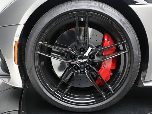 Used 2023 Aston Martin DBS Coupe image 33