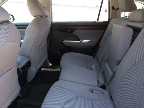 Used 2023 Toyota Highlander LE FWD image 14