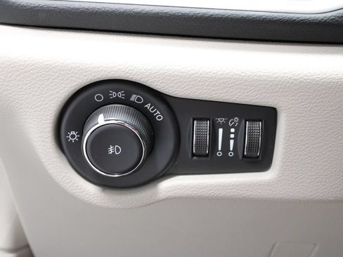 Used 2023 Chrysler Pacifica Touring-L FWD image 28