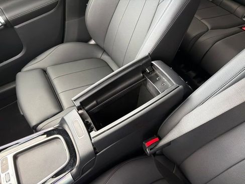 Used 2025 Mercedes-Benz GLB 250 4MATIC image 21