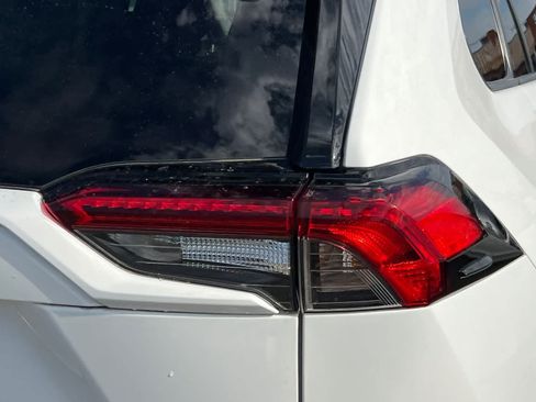Used 2022 Toyota RAV4 LE AWD/4WD image 18