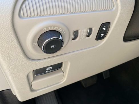 Used 2022 Jeep Wagoneer Series III w/ Premium Group I AWD/4WD image 17