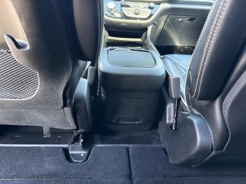 Used 2025 Chrysler Pacifica Limited image 16