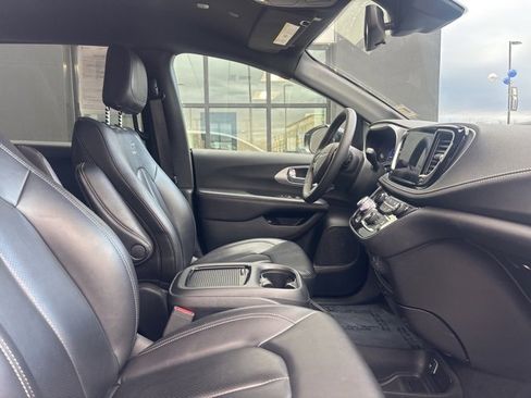 Used 2024 Chrysler Pacifica Select image 12