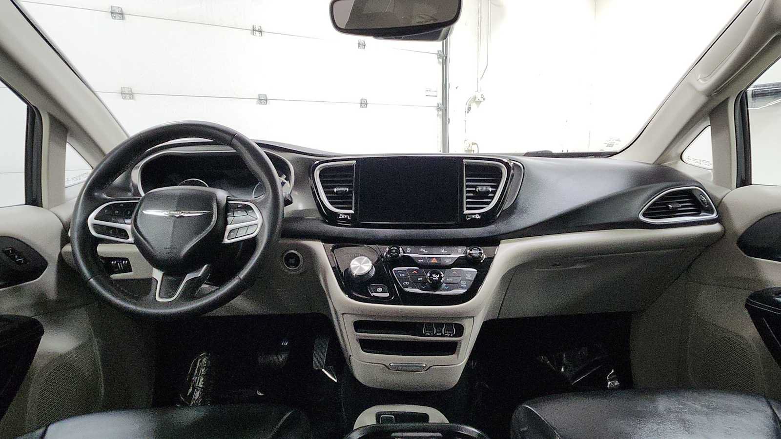 Used 2023 Chrysler Pacifica Touring-L FWD image 26