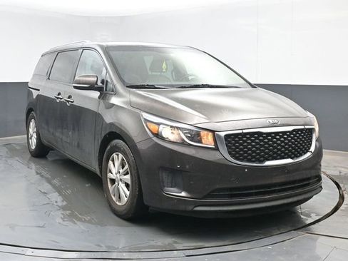 Used 2017 Kia Sedona LX w/ LX Essentials Premium Package FWD image 2
