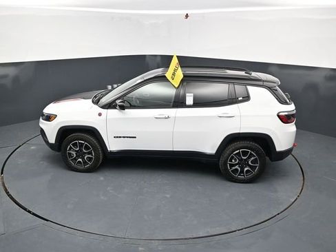 Used 2025 Jeep Compass Trailhawk AWD/4WD image 43
