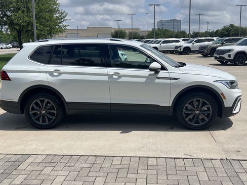 Used 2024 Volkswagen Tiguan SE image 11