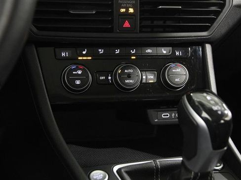 Certified 2023 Volkswagen Jetta SE w/ Panoramic Sunroof Package image 13