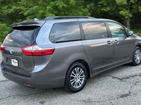 Used 2018 Toyota Sienna XLE Premium w/ Carpet Mat Package FWD image 31