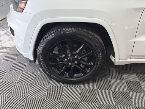 Used 2018 Jeep Grand Cherokee Altitude image 12