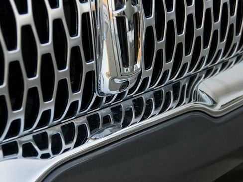 Used 2023 Lincoln Nautilus Reserve w/ Equipment Group 201A image 9