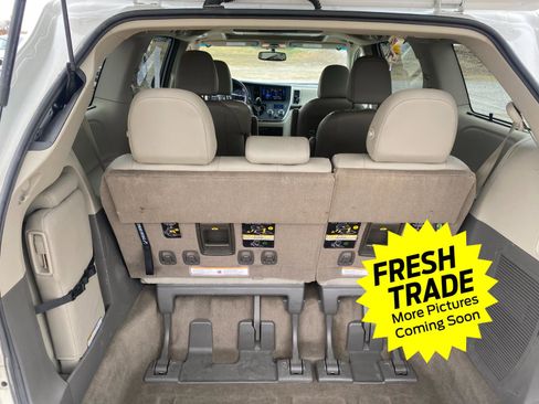 Used 2017 Toyota Sienna XLE Premium image 10