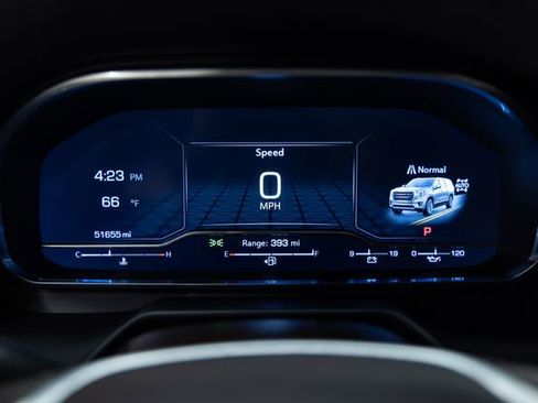 Used 2023 GMC Yukon XL SLT w/ SLT Luxury Package image 2