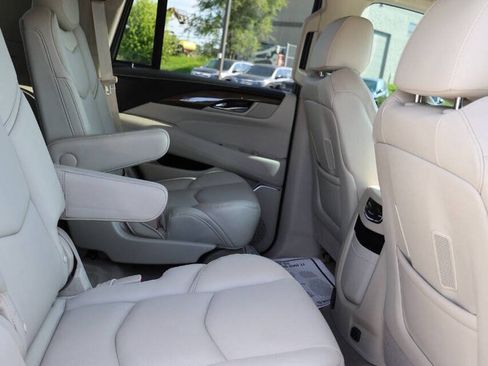 Used 2020 Cadillac Escalade Luxury AWD/4WD image 16