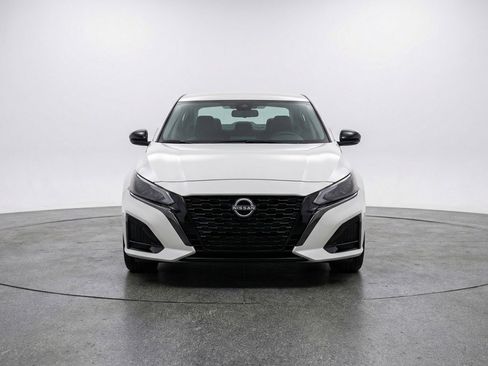 Used 2025 Nissan Altima 2.5 SV FWD image 2
