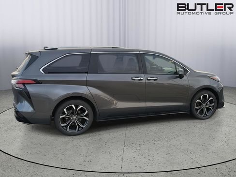 Certified 2025 Toyota Sienna Platinum FWD image 7