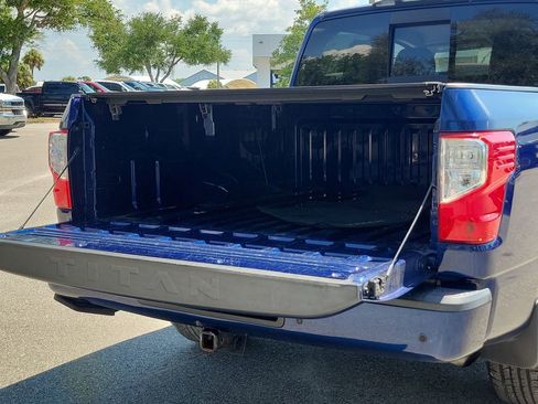 Used 2021 Nissan Titan SV w/ SV Convenience Package RWD image 12