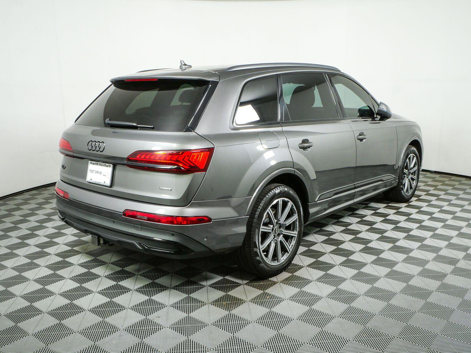 Used 2023 Audi Q7 2.0T Premium Plus w/ Premium Plus Package AWD/4WD image 3