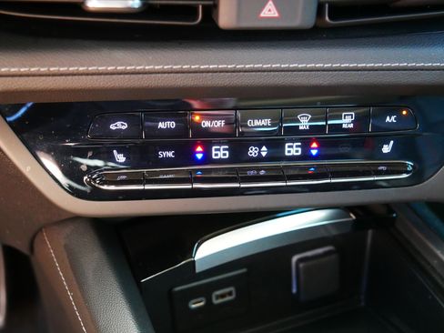 Used 2023 Buick Envision Essence w/ Sport Touring Package AWD/4WD image 23
