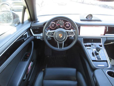 Used 2018 Porsche Panamera 4 image 21