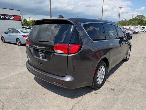 Used 2017 Chrysler Pacifica Touring FWD image 3