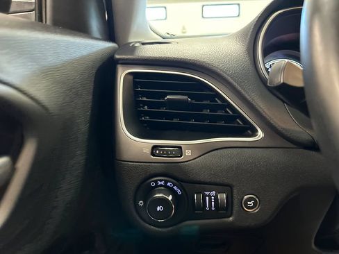 Used 2019 Jeep Cherokee Latitude Plus w/ Comfort/Convenience Group AWD/4WD image 19