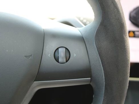 Used 2023 Tesla Model Y Long Range AWD/4WD image 17