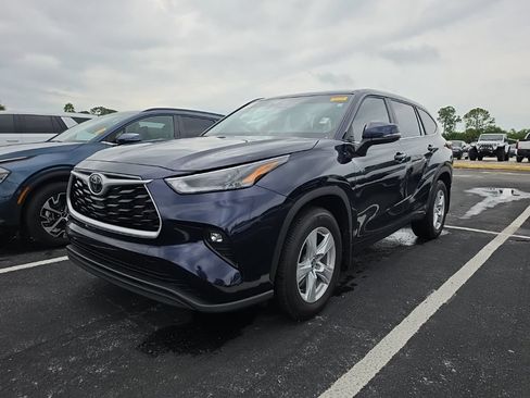 Used 2024 Toyota Highlander LE FWD image 6