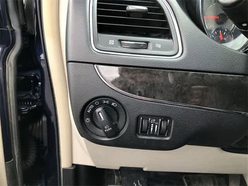 Used 2014 Chrysler Town & Country Limited w/ Luxury Group image 21