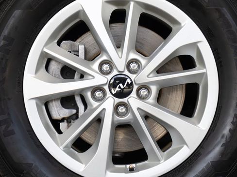 Used 2024 Kia Carnival LX FWD image 10