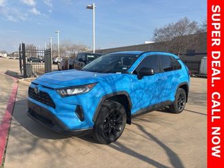 Used 2021 Toyota RAV4 LE video 1