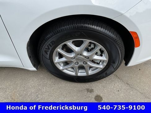 Used 2024 Chrysler Pacifica Touring-L FWD image 13