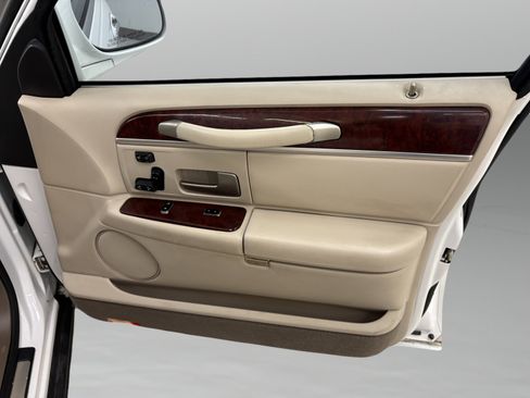 Used 2003 Lincoln Town Car Signature image 26
