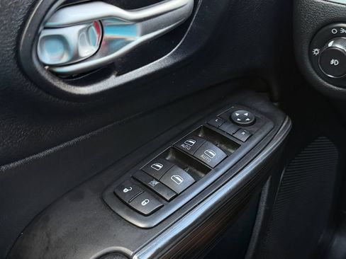 Used 2015 Jeep Cherokee Trailhawk w/ Comfort/Convenience Group AWD/4WD image 21