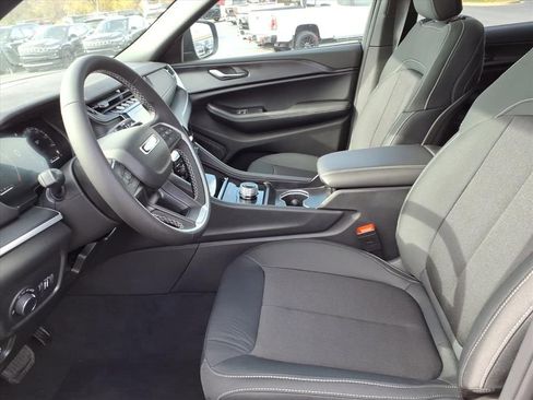 New 2025 Jeep Grand Cherokee L Laredo image 13