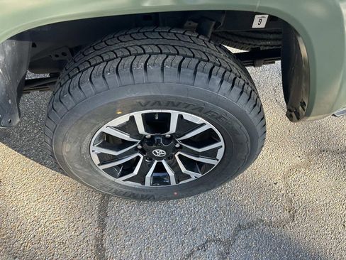 Used 2022 Toyota Tacoma TRD Sport w/ Technology Package image 12