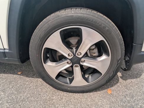 Used 2018 Jeep Compass Latitude w/ Popular Equipment Group FWD image 21