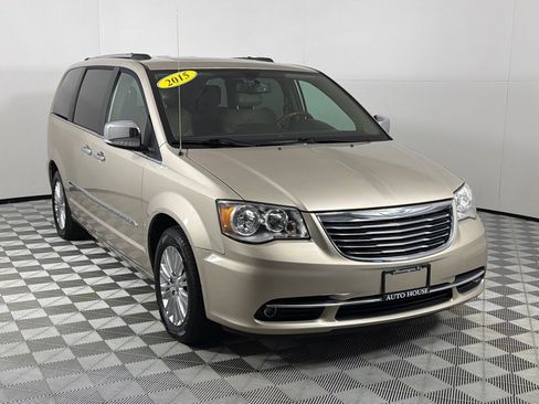 Used 2015 Chrysler Town & Country Limited Platinum FWD image 3