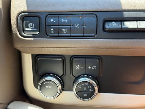 Used 2024 GMC Yukon XL Denali RWD image 28